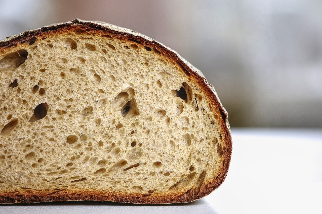Pyszny domowy chleb z chrupiącą skórką